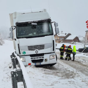 Il tir coinvolto nell'incidente sulla SP 349 in direzione monte in Via 27 Aprile a Roana