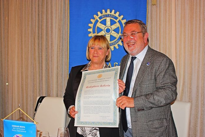 Rotary Club Asiago Altopiano dei 7 Comuni Roberta Rodeghiero Rizzieri Donna dell'anno commercio professioni premiazione