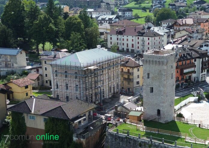 Enego, il Municipio cambia volto: nuova copertura per il tetto e facciate verso il recupero